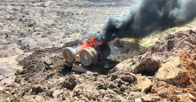 Zemin kaydı dev kamyon devrilip yandı, sürücü yaralı kurtuldu