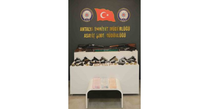 Kurusıkı tabancaların namlularına değiştirip gerçek tabancaya dönüştüren silah tacirlerine eş zamanı operasyon