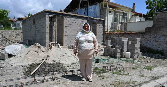 Sobayı benzinle tutuşturmak isterken yaktığı evi belediye yeniden inşa ediyor