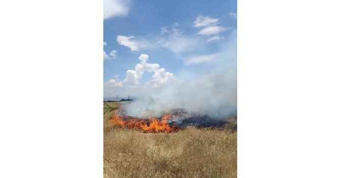 Burdur’da otluk alanda çıkan yangın itfaiye ekiplerinin erken müdahalesi ile söndürüldü