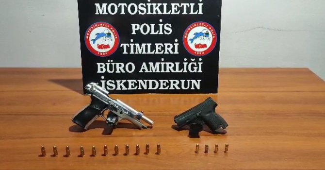 Polis, 2 şüpheliyi ruhsatsız silahlarla yakaladı