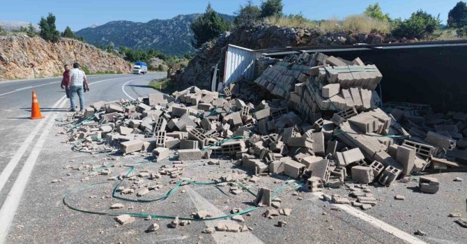 Antalya’da briket yüklü tır devrildi: 1 yaralı
