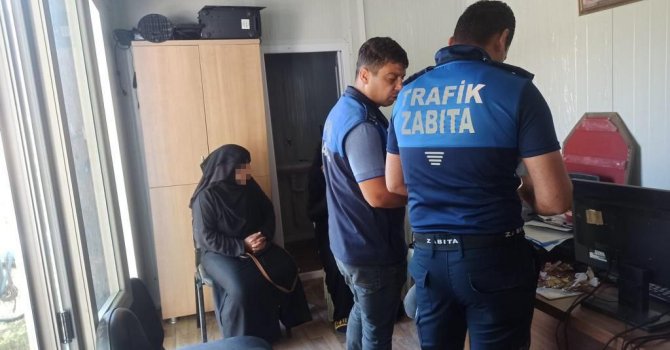 Boynuna astığı kartonla dilenerek dilsiz numarası yapan kadın zabıtadan kaçamadı