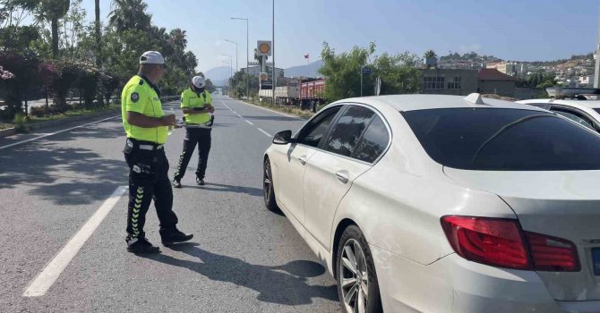 Denetim yapan ekiplerden sürücülere çikolata ve kolonya ikramı