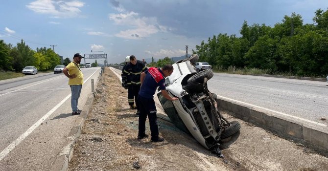 Burdur’da kontrolden çıkan otomobil refüjde ters döndü, 1 kişi yaralandı