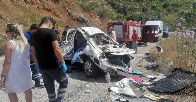 Antalya’da feci kaza: 2 ölü, 1’i ağır 3 yaralı