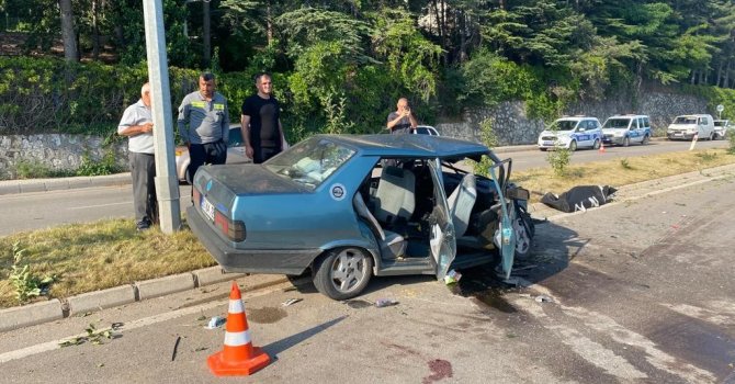 Otomobiller çarpıştı: 1 ölü, 7 yaralı