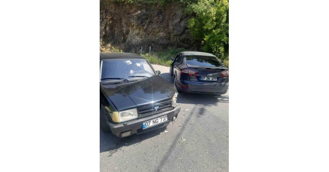 Antalya’da iki otomobil çarpıştı: 1 yaralı