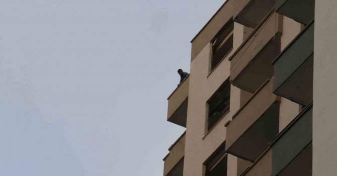 Cüzdanı çalınınca ağır hasarlı binanın damına çıkarak intihara kalkıştı