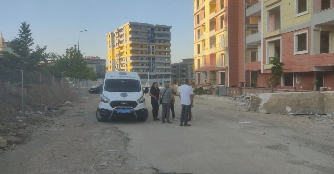 Ev sahibinin dikkati enkaz faresini yakalattı