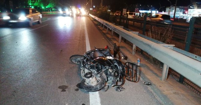 Otomobilin aynasına çarpıp devrilen motosiklete arkadan gelen araç çarptı:1’i ağır 2 yaralı