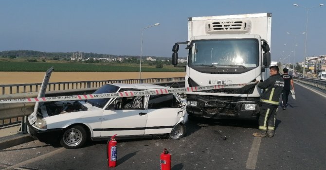 Kamyon, çarpıp sürüklediği otomobili bariyerlerle arasına sıkıştırdı: 4 yaralı