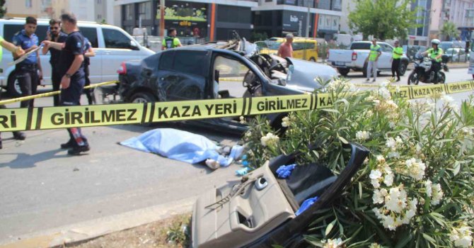 Antalya’da kontrolden çıkan otomobil karşı şeritteki otomobille çarpıştı: 2 ölü, 3 yaralı
