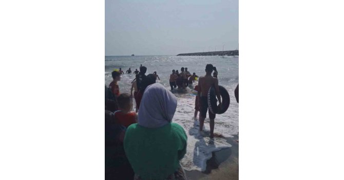 Boğulma tehlikesi geçiren 2 genci vatandaşlar kurtardı, o anlar kamerada