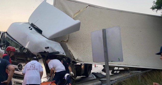 Bariyerlere çarpan tır ters döndü, 1 kişi hayatını kaybetti