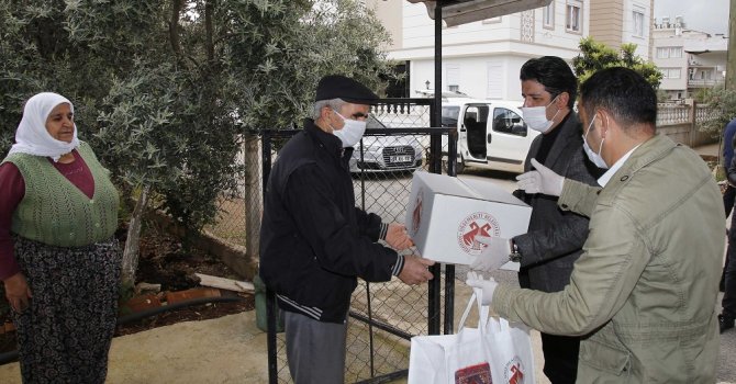 Başkan Turgay Genç yardım kolisi, dezenfektan ve maske dağıttı