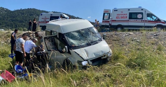 Kontrolden çıkan minibüs şarampole yuvarlandı: 7 yaralı