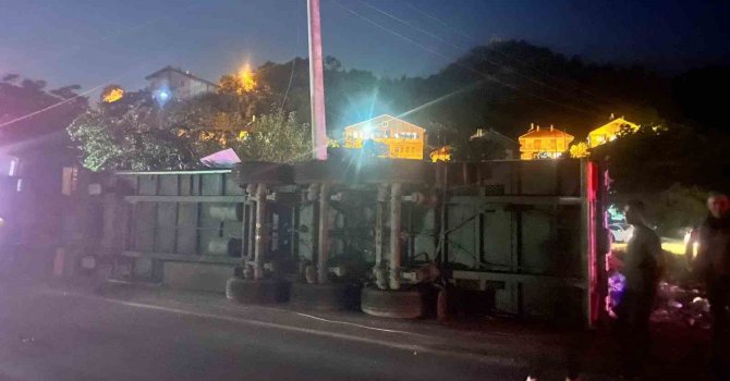 Antalya’da tır devrildi: 1 yaralı