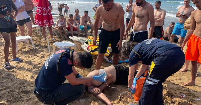 Dalgalı denizde boğulma tehlikesi geçiren genci, cankurtaranlar kurtardı