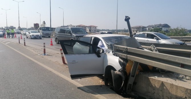Antalya’da otomobil bariyere ok gibi saplandı: 1 ölü, 2 ağır yaralı