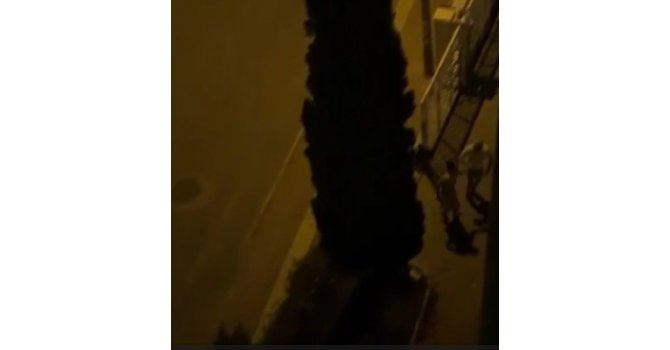 Direnen kadını bir yumrukla yere savurdu, mahalleli tepki gösterince kaçtı