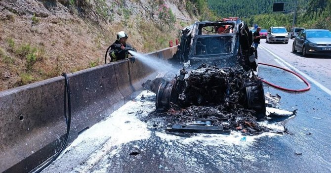 Seyir halinde alev alan lüks cip yanarak kullanılamaz hale geldi