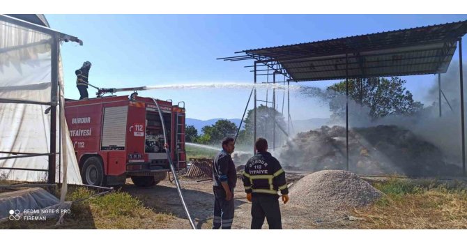 Kaynak makinesinden sıçrayan kıvılcım saman balyalarını kül etti