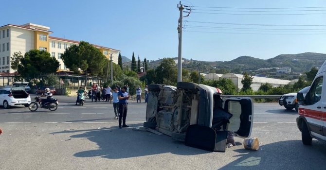 Çarpışan otomobillerden biri takla attı: 1 yaralı