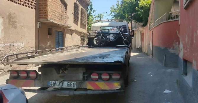 Motosikleti çalıp kaçmak isteyen iki şüpheliden biri yakalandı