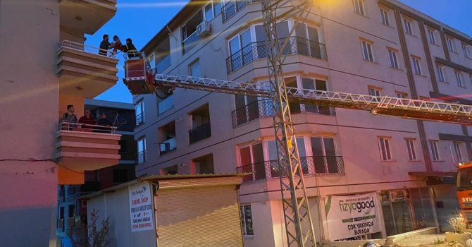 Yangında mahsur kalan vatandaşları itfaiye ekipleri kurtardı