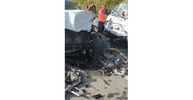 Antalya’da kamyonetle otomobil çarpıştı: 1 ölü, 1 yaralı