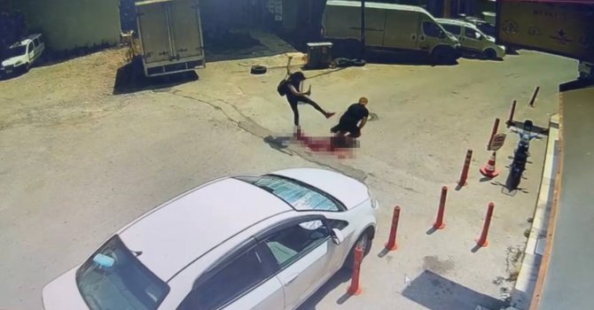 Arkadaşına sokak ortasında dehşeti yaşattı ,o anlar güvenlik kameralarına yansıdı