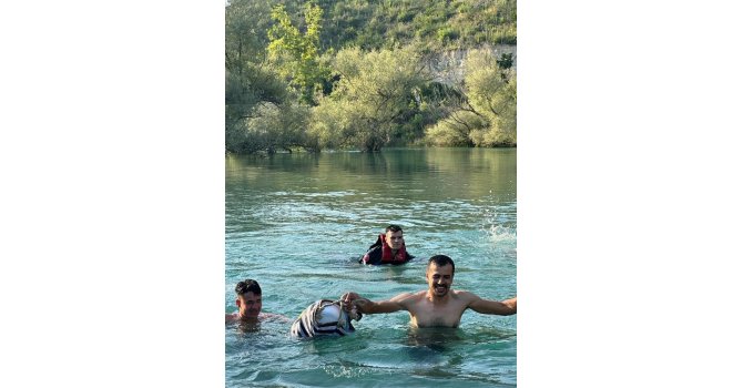 Sular yükselince adacıkta mahsur kaldılar