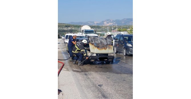 Hatay’da seyir halindeki araç alev alev yandı