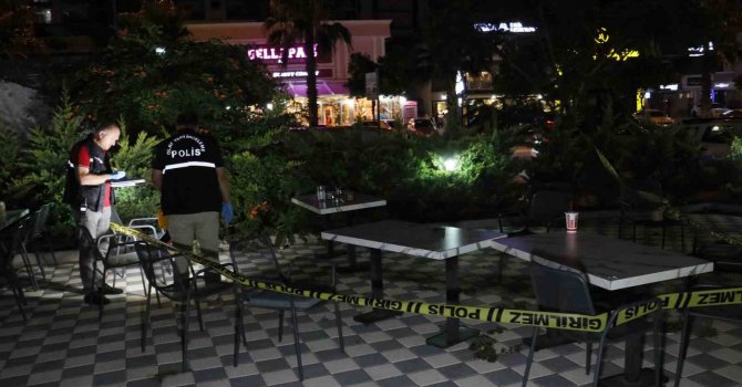 Kafede birlikte oturduğu şahsın silahlı saldırısına uğrayan genç ağır yaralandı