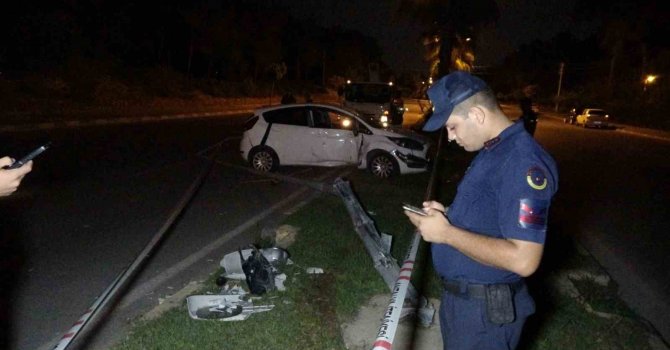 Alkollü otomobil sürücüsü elektrik direğini yerinden söktü