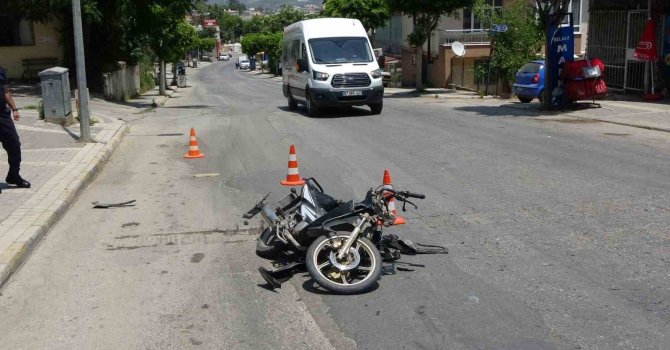 Sürücü belgesi olmayan motosikletli ’U’ dönüşü yapan otomobile çarptı
