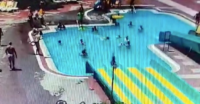 Kaydıraktan yüzüstü kayarken başını havuzun zeminine çarpıp öldü
