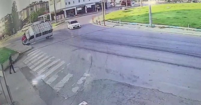 Tarım işçilerini taşıyan minibüs devrildi: 13 yaralı