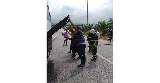 Hatay’da seyir halindeki otobüs alev alev yandı