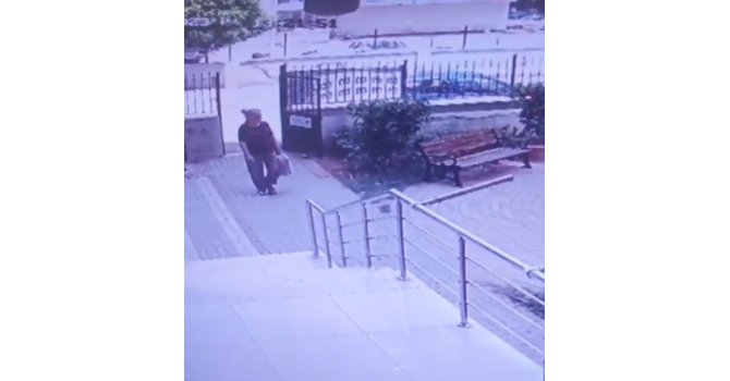 Kuaför bahçesindeki reyhanları böyle çaldı