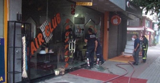 Yangında ‘Duman’ isimli kedi itfaiye erleri tarafından kurtarıldı