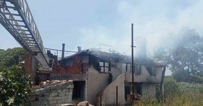 Kardeşlere miras kalan ev alev alev yandı