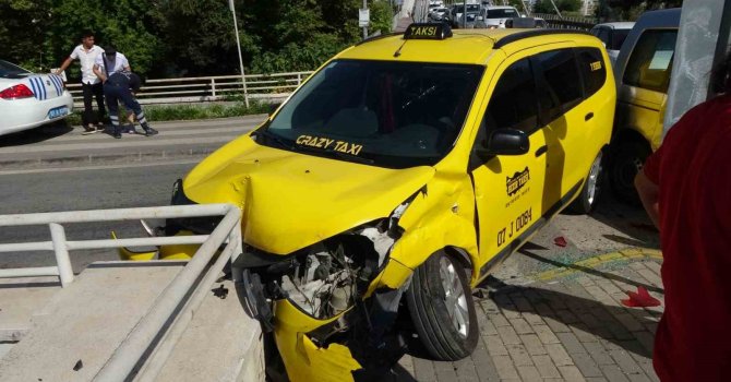 Köprü çıkışında çarpışan araçlar, korkuluğa takıldı