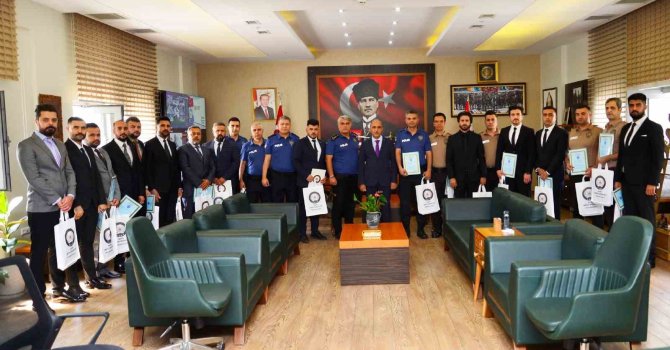 Adana’da el bombası ele geçiren polis ve bekçilere "Üstün Başarı" belgesi verildi