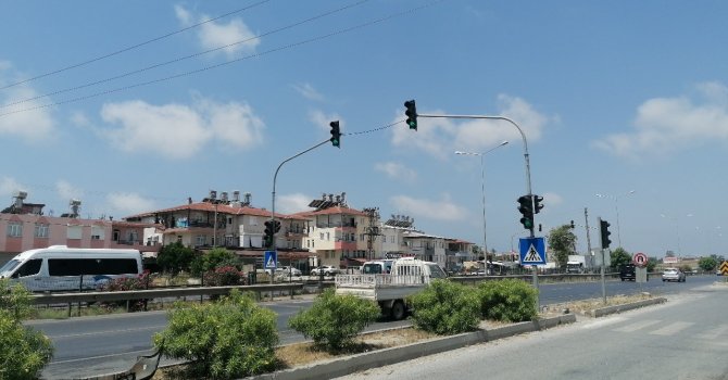 Kırmızı ışıkta yavaşlayan kamyona arkadan çarptı