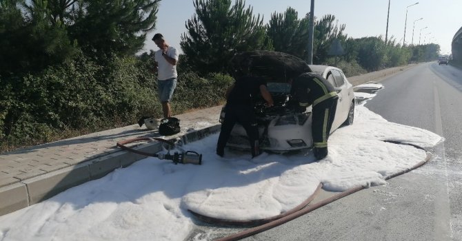 Araç göstergesindeki uyarıyla indiler, yanan araca müdahale edemediler