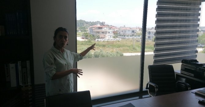 Sokaktaki araçtan açılan ateş iş yerinde paniğe neden oldu