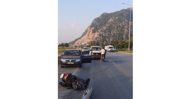 Minibüsle çarpışan motosiklet sürücüsü genç hayatını kaybetti