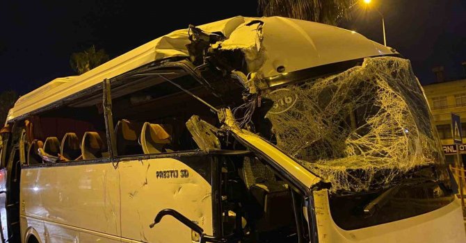 Tur midibüsü park halindeki araçlara çarptı: Rus uyruklu 1 kişi öldü, 1 kişi yaralandı